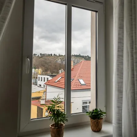 Designovy S Vyhledem Na Reku 프라하