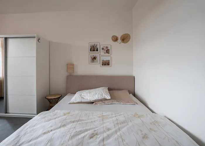 Elegant Riverside With Breathtaking Rock Views Apartamento *