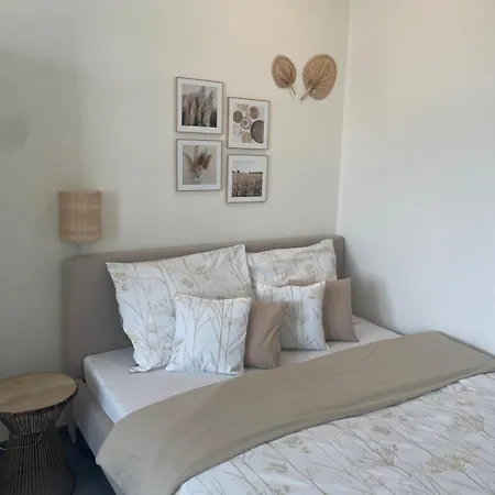 Elegant Riverside With Breathtaking Rock Views Apartmán *