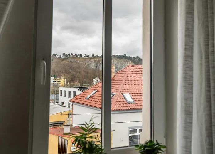 Elegant Riverside With Breathtaking Rock Views Praha