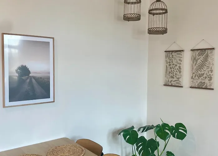 Elegant Riverside With Breathtaking Rock Views Apartmán