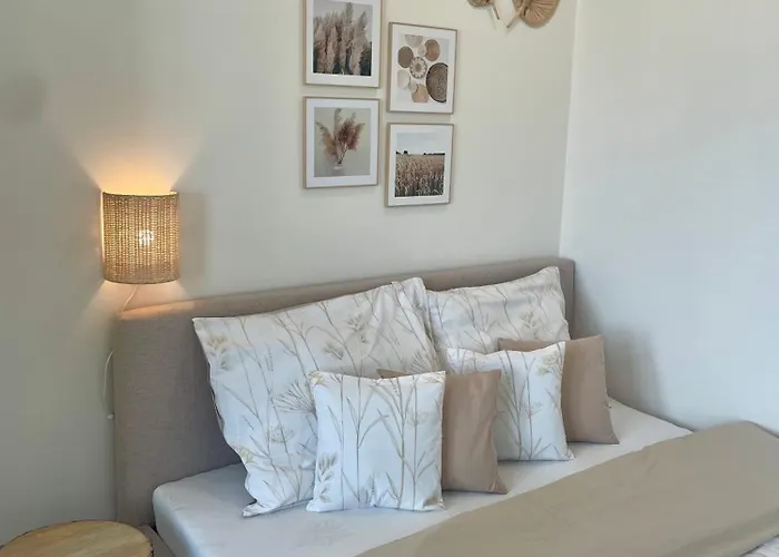Elegant Riverside With Breathtaking Rock Views Apartmán *