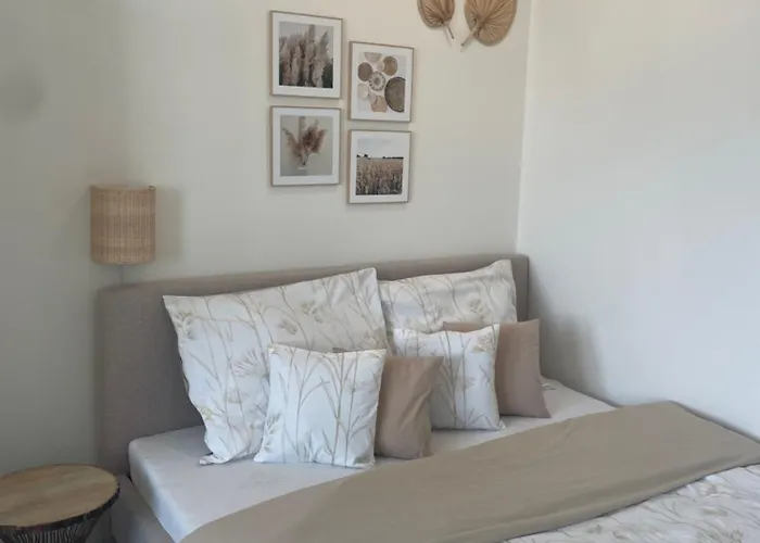 Elegant Riverside With Breathtaking Rock Views Apartmán *